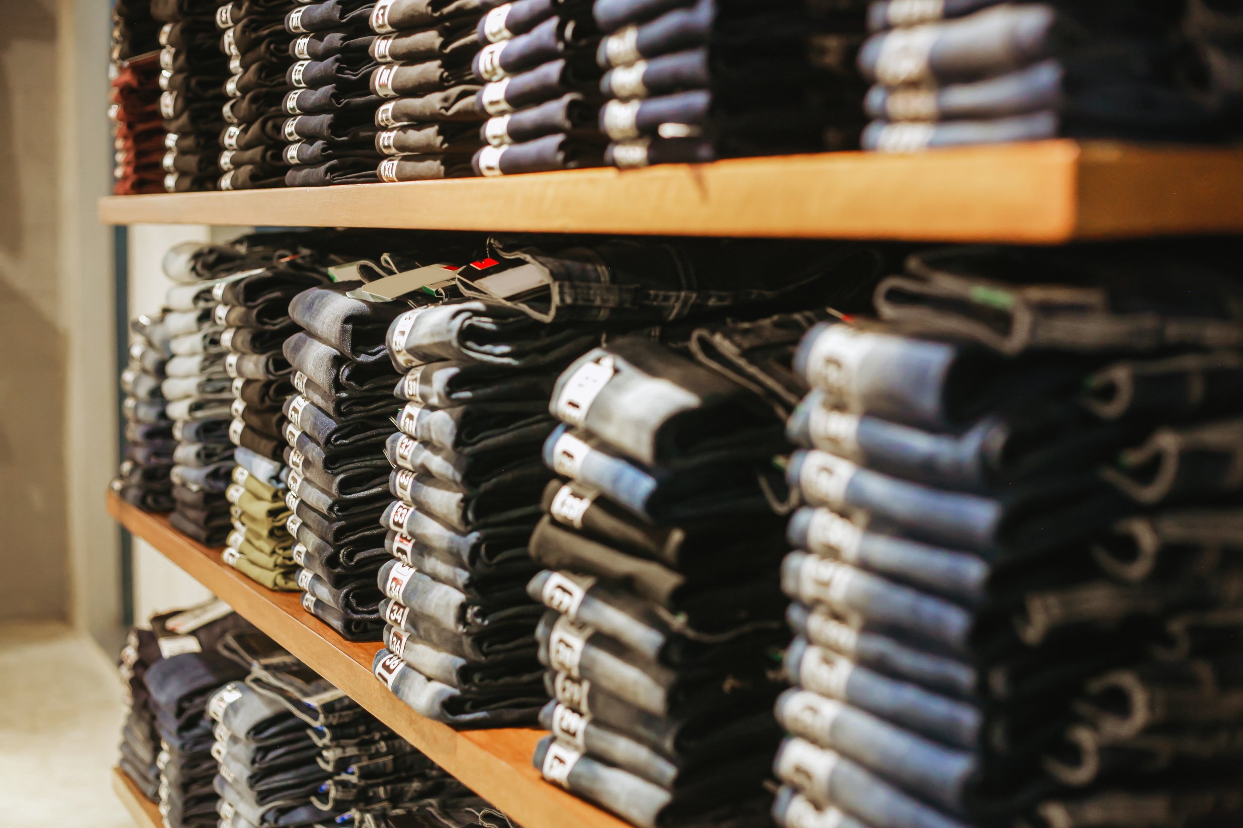 Pila de jeans en stock - inventario textil